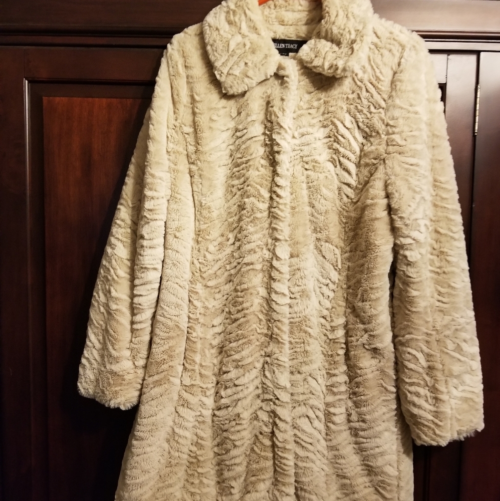 Beige/Creme Ellen Tracy Coat/Jacket.  Wonderful feel on the Body.